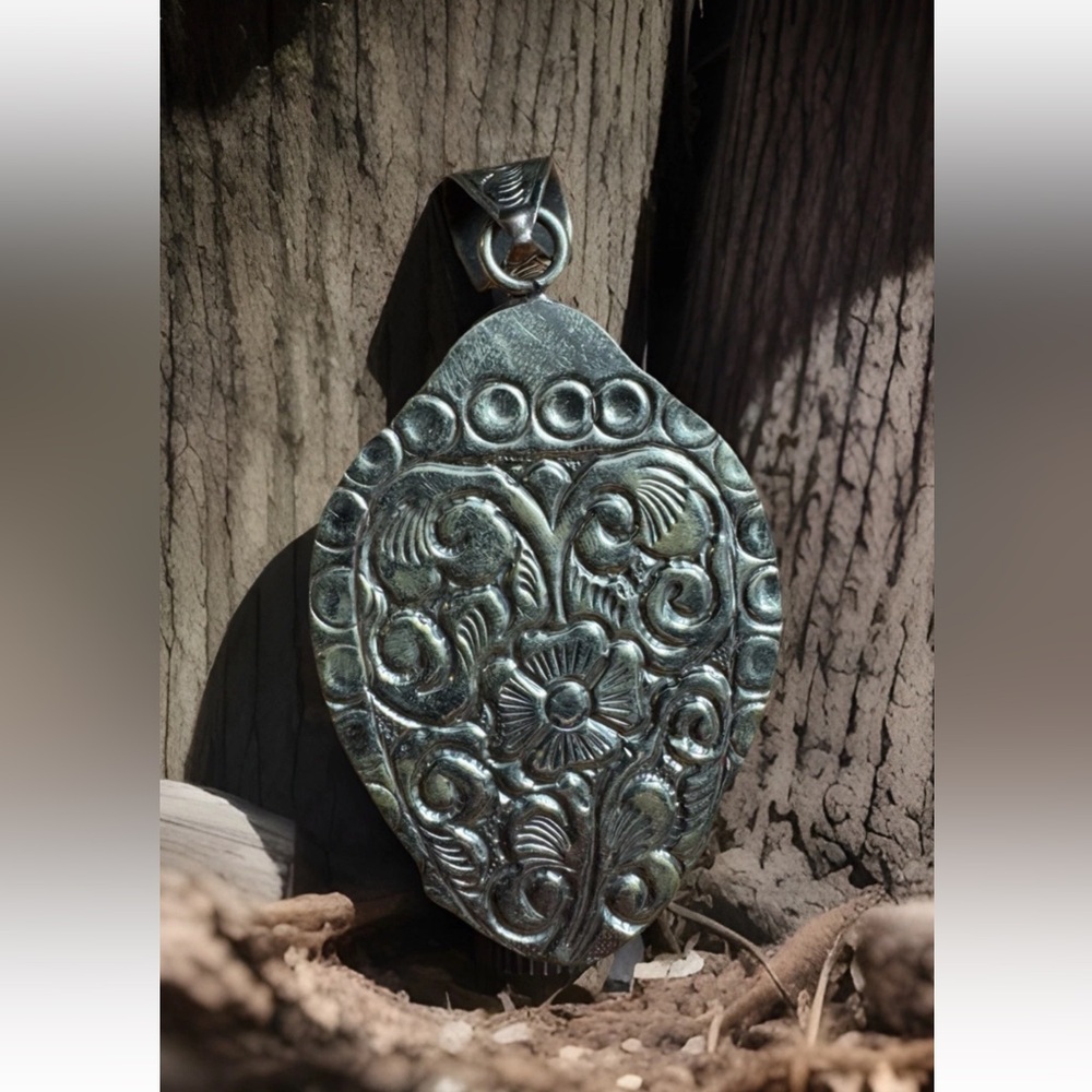 Hand Carved Bone Pendant,Bison Face Art,Green Turquoise & Silver,3”inch,26grams - Picture 4 of 9